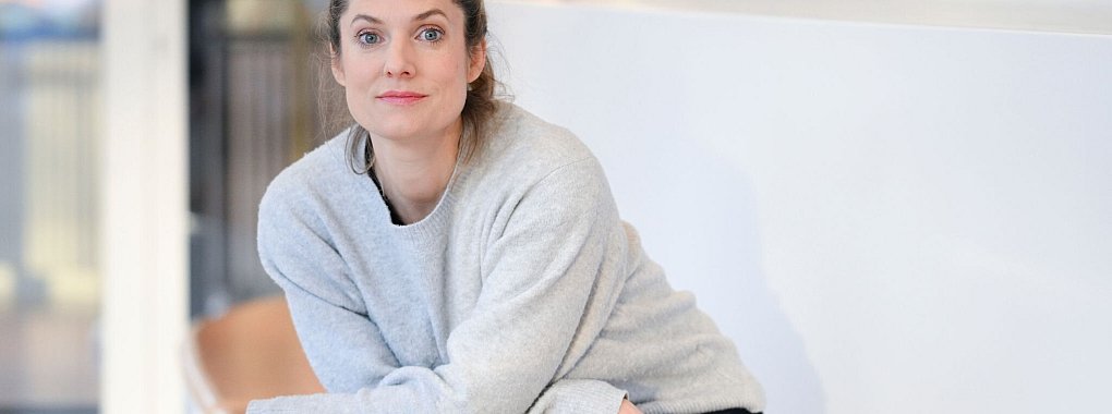 Schauspielerin Marie Burchard hält nach eigenen Worten sehr an Freundschaften fest. - © Jens Kalaene/dpa