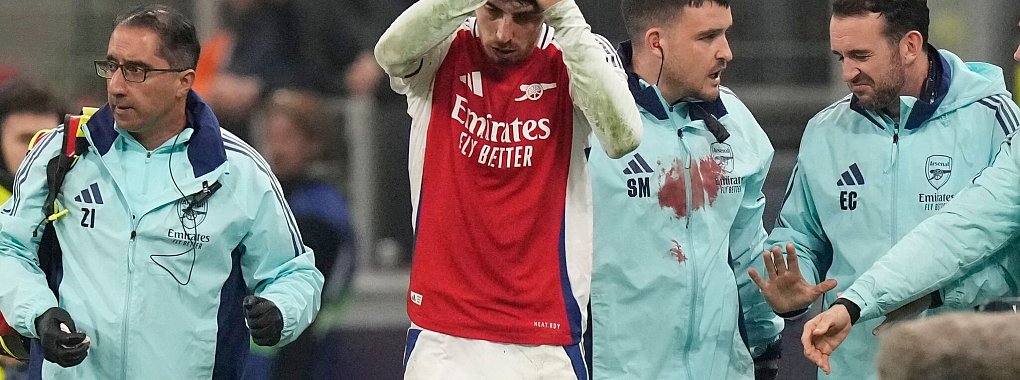 Kai Havertz vom FC Arsenal knallte in der Schlussphase des Champions-League-Duells mit Yann Aurel Bisseck von Inter Mailand zusammen. - © Luca Bruno/AP/dpa