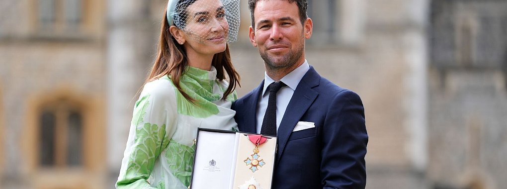 Mark Cavendish zeigt seinen Orden, nachdem er von Prinz William zum Ritter geschlagen wurde. - © Andrew Matthews/Pool PA/AP/dpa