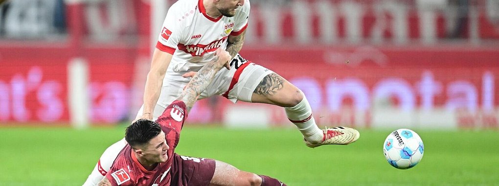Torjäger Benjamin Sesko (unten) wird den Leipzigern in Bochum fehlen. - © Bernd Weißbrod/dpa