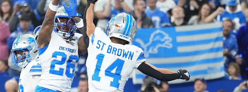 Runningback Jahmyr Gibbs (l) feiert mit Wide Receiver Amon-Ra St. Brown freuen sich über die starke Lions-Serie. - © Michael Conroy/AP