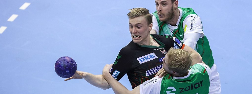 Gisli Kristjansson (l) und der SC Magdeburg setzten sich gegen die F&uuml;chse durch. - &copy; Ronny Hartmann/dpa