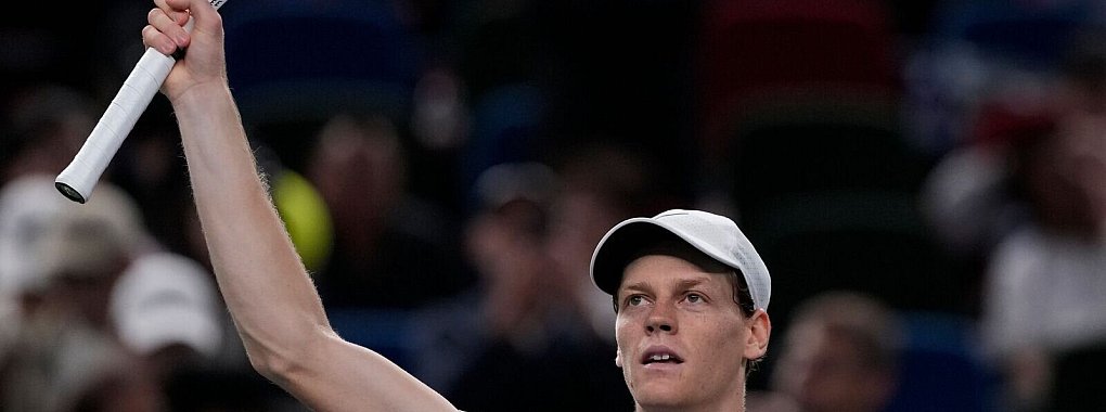 Jannik Sinner erreicht das Finale von Shanghai. - © Andy Wong/AP/dpa