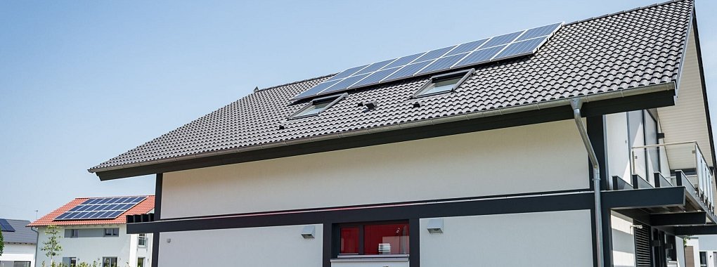 Bei vorhandener Photovoltaikanlage könnte eine zweite Anlage zur Volleinspeisung genutzt werden, um den gesamten erzeugten Strom ins Netz einzuspeisen. - © Daniel Maurer/dpa-tmn/dpa