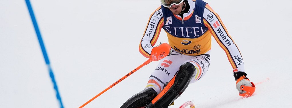 Linus Straßer kollidierte im ersten Lauf in Sun Valley beinahe mit einem Pistenarbeiter. - © John Locher/AP/dpa