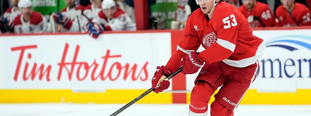 Moritz Seider trumpfte für die Detroit Red Wings mit zwei Assists im vorletzten Saisonspiel auf. - © Carlos Osorio/AP/dpa