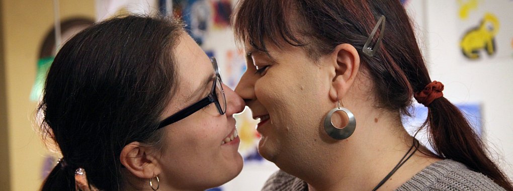 Jane und Nina Jaros haben nach Ninas Outing als Transfrau viel Kraft in ihre Beziehung gesteckt. Jetzt kann das Paar endlich wieder durchatmen. - © Bernhard Preuss