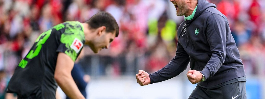 Gro&szlig;e Freude bei Ralph Hasenh&uuml;ttl (r): Der Sieg gegen Freiburg bedeute mehr als drei Punkte, so der Trainer der Wolfsburger. - &copy; Tom Weller/dpa