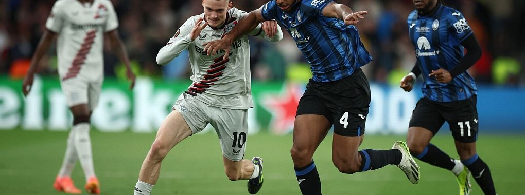 Nachwuchsspieler Florian Wirtz (l.) im Duell mit Bergamos Isak Hien im Finale der Europa League. - &copy; Jan Woitas/dpa
