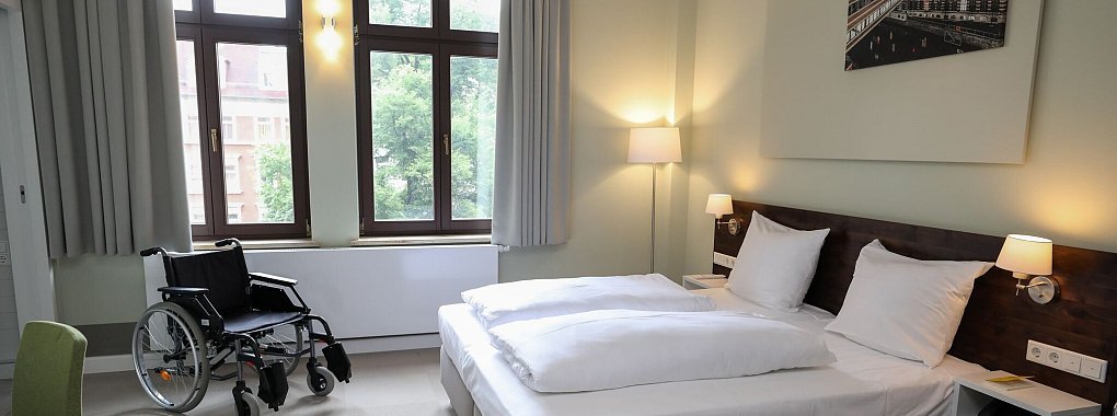 Ist das Hotelzimmer barrierefrei? Eine wichtige Frage für Menschen, die im Rollstuhl sitzen. - © Jan Woitas/dpa/dpa-tmn
