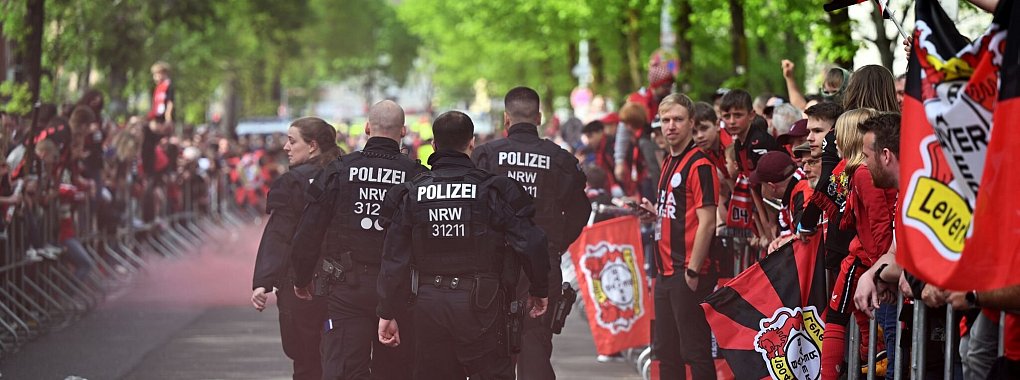 Polizisten bei einem Bundesliga-Spiel zwischen Leverkusen und Bremen. - © Federico Gambarini/dpa