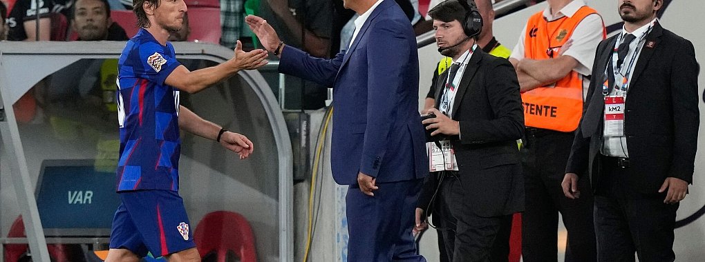 Der Trainer und sein Superstar: Kroatiens Zlatko Dalic klatscht Luka Modric ab. - © Armando Franca/AP