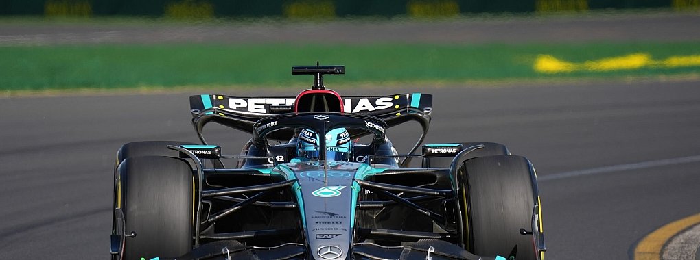 Der Brite George Russell fährt im Mercedes-Boliden auf der Strecke in Melbourne. - © Hasan Bratic/dpa