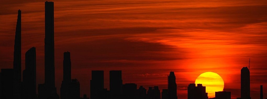 Blick von der Anlage der US Open auf die New Yorker Skyline: Wenn die Sonne untergeht, geht es in der Nightsession erst so richtig los. - © Matt Rourke/AP