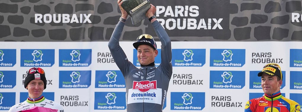 Tadej Pogacar (l.) will in Zukunft einen neuen Versuch beim Klassiker Paris-Roubaix starten. - © Thibault Camus/AP/dpa