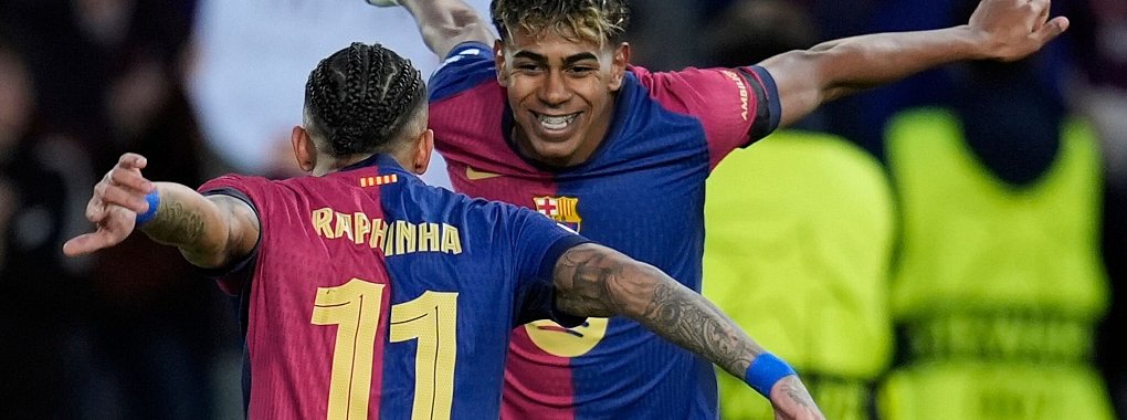 Raphinha und Lamine Yamal (rechts) jubeln über das Führungstor für Barcelona - © Emilio Morenatti/AP/dpa