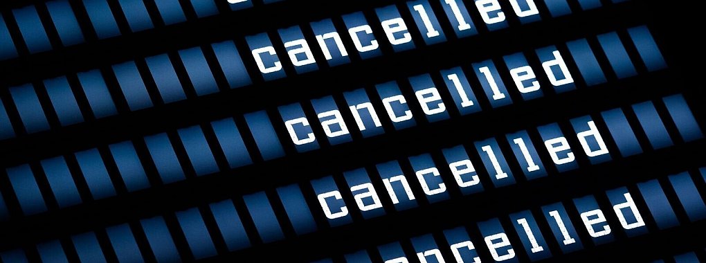 Flug gestrichen? Neben einem Ersatzflug und Betreuungsleistungen können Passagiere dann teils auch Anspruch auf eine zusätzliche Entschädigungszahlung haben. - © Moritz Frankenberg/dpa/dpa-tmn
