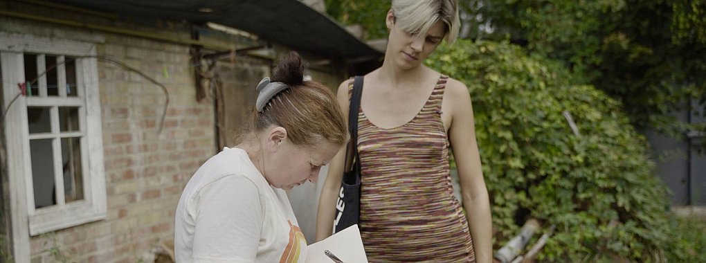 Die freie Journalistin Elisabeth Bauer (r) befragt Betroffene in der Ukraine. - &copy; Luise Schr&ouml;der/ZDF/dpa