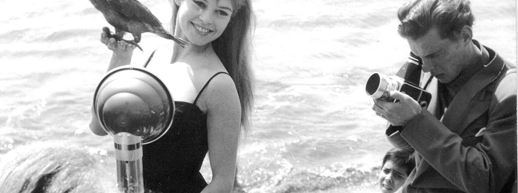Brigitte Bardot wird während der Filmfestspiele von Cannes in den Fünfzigern am Strand mit einem Papagei in der Hand fotografiert. (Archivfoto) - © --/AFP Intercontinentale/dpa