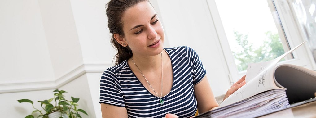 Einkommensteuerbescheide sollten sorgfältig geprüft werden. Bei Unstimmigkeiten kann innerhalb eines Monats kostenlos Einspruch eingelegt werden. - © Christin Klose/dpa-tmn