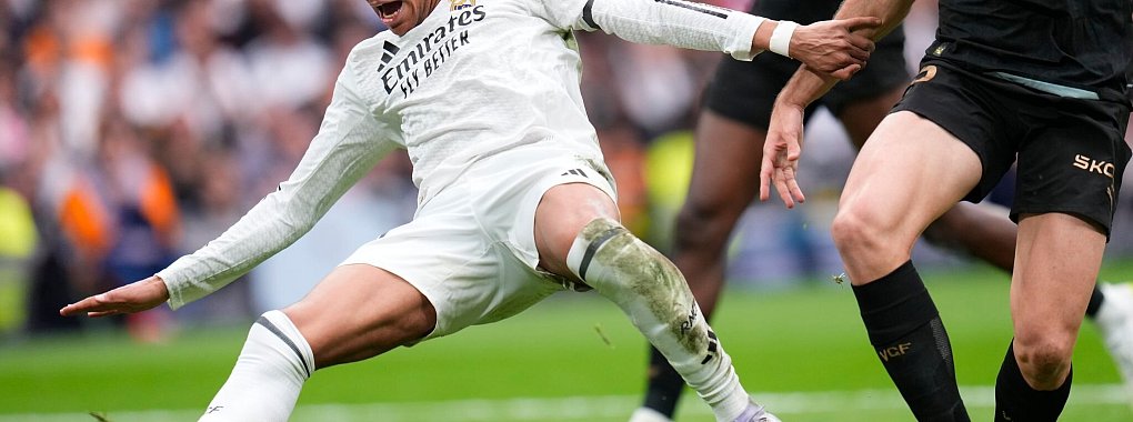 Ausgerutscht: Kylian Mbappé verliert mit Real Madrid gegen Valencia. - © Manu Fernandez/AP/dpa