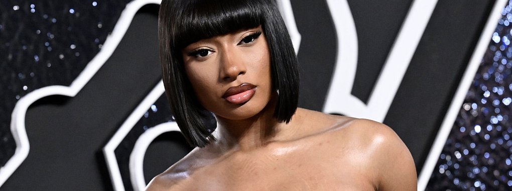 Megan Thee Stallion schmiss eigenen Worten nach beim Dreh ihrer neuen Doku immer wieder die Kameraleute raus. - © Evan Agostini/Invision/AP/dpa