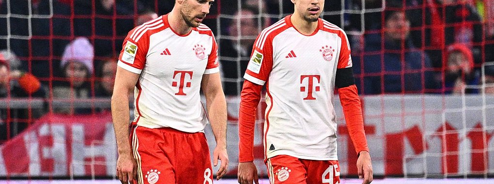 Leon Goretzka (l) von M&uuml;nchen und sein Teamgef&auml;hrte Aleksandar Pavlovic stehen auf dem Rasen. - &copy; Tom Weller/dpa