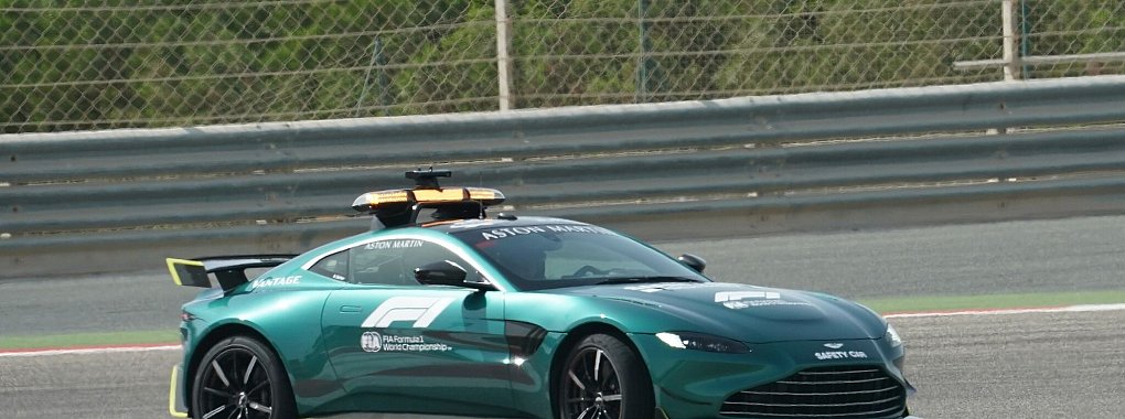 Das Safety Car crasht in Monza in die Leitplanken. - &copy; Hasan Bratic/dpa