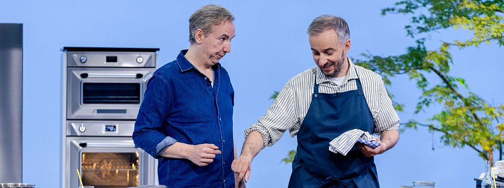 Olli Schulz bereitet Senfeier in Jan Böhmermanns ZDF-Koch-Talk-Format "Böhmi brutzelt" zu. - © Lennart Speer/ZDF/dpa