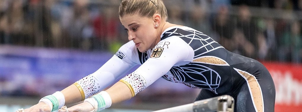 Elisabeth Seitz am Stufenbarren. - &copy; Frank Hammerschmidt/dpa