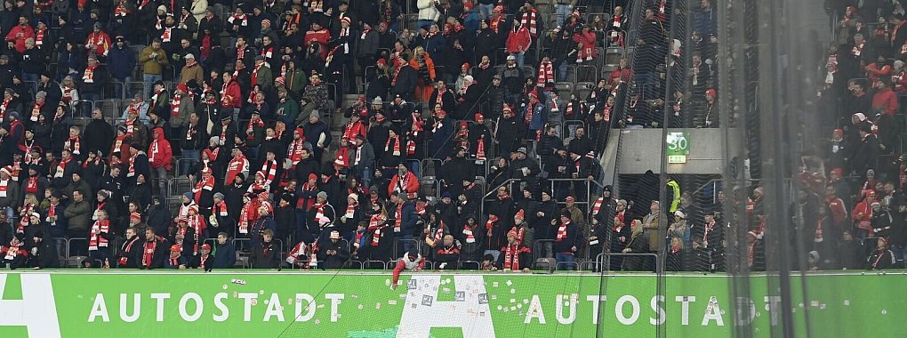 Fans von Union Berlin in Wolfsburg. - © Swen Pförtner/dpa