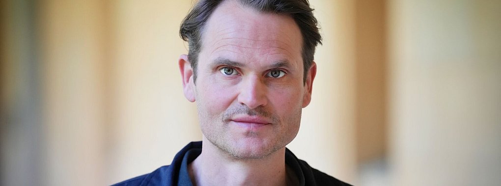 Schauspieler Fabian Hinrichs will noch lange in Nürnberg "Tatort"-Krimis drehen. - © Soeren Stache/dpa