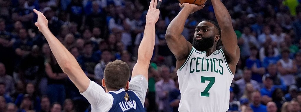 Maxi Kleber (l) von den Dallas Mavericks versucht den Wurf von Bostons Jaylen Brown zu stoppen. - &copy; Tony Gutierrez/AP