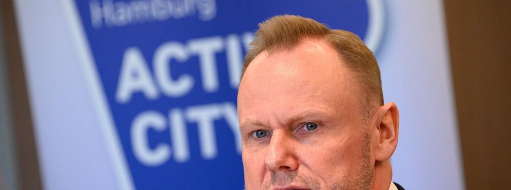 Nach den Attacken von HSV-Fans auf Anhänger des 1. FC Köln hat Hamburgs Innen- und Sportsenator Andy Grote (SPD) die Gewalt verurteilt. - © Jonas Walzberg/dpa