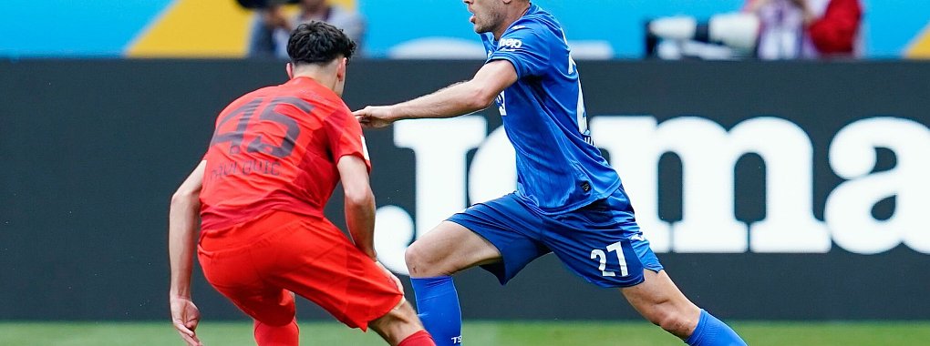 Andrej Kramaric (r.) geht an Bayerns Aleksandar Pavlovic vorbei. - &copy; Uwe Anspach/dpa