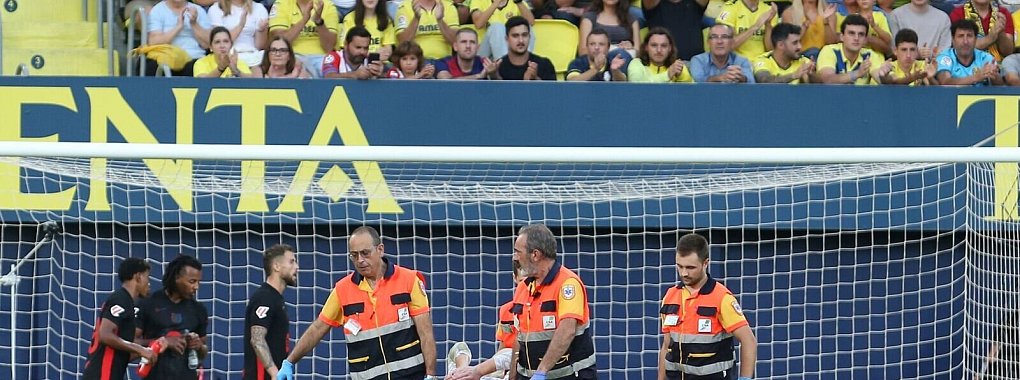 Marc-André ter Stegen muss auf einer Trage vom Platz getragen werden. - © Alberto Saiz/AP/dpa