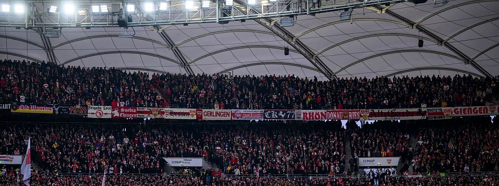 Schweigeminute vor dem Spiel in Stuttgart. - © Tom Weller/dpa
