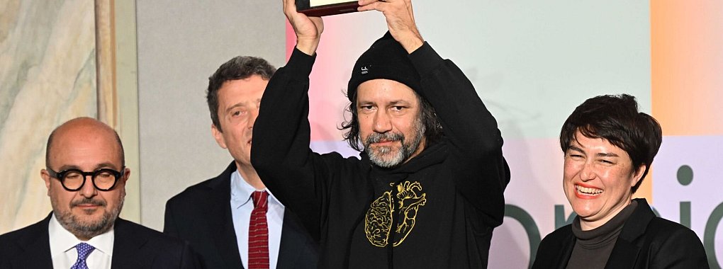 Der K&uuml;nstler Archie Moore (m.) wurde mit dem Goldenen L&ouml;wen geehrt. - &copy; Felix H&ouml;rhager/dpa