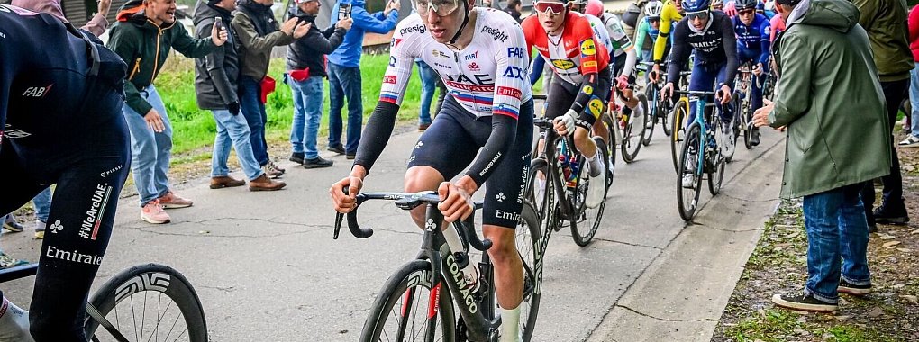 Holte sich in L&uuml;ttich nach 2021 seinen zweiten Sieg: Der Slowene Tadej Pogacar (M). - &copy; Dirk Waem/Belga/dpa