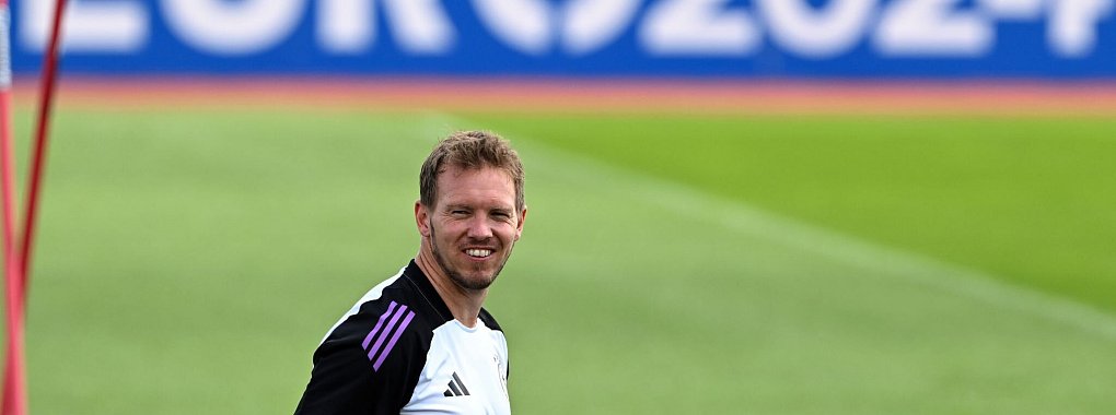 Julian Nagelsmann traibt vor dem Achtelfinale die Abwehr-Frage rum. - © Federico Gambarini/dpa