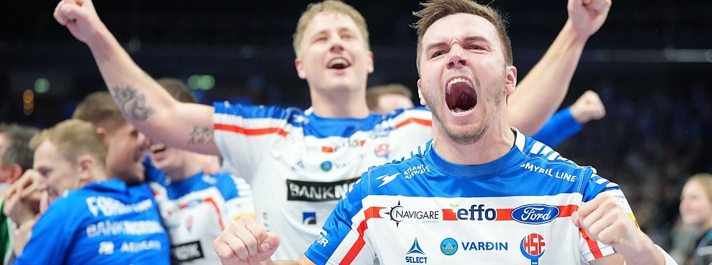 Roi Berg Hansen (r) und Teis Horn Rasmussen bejubeln nach Spielende das Unentschieden wie einen Sieg. - &copy; Soeren Stache/dpa