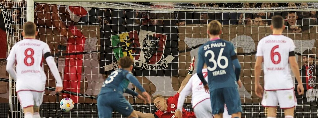 Kann den Elfmeterschu&szlig; zum 0:1 nicht halten: St. Paulis Torwart Sascha Burchert. - &copy; Christian Charisius/dpa