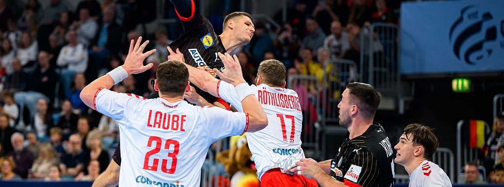 Jannik Kohlbacher (2.v.r.) und Sebastian Heymann fallen für die Handball-WM aus. - © Marco Wolf/dpa