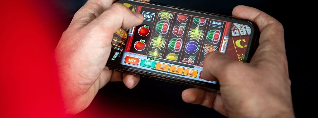 Glücksspiele und Gewinnspiele sind nicht dasselbe. Beim einen muss man in der Regel einen Geldeinsatz bringen, beim anderen nicht. - © Sina Schuldt/dpa