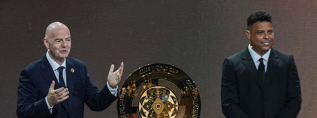 Fifa-Boss Infantino (l) und die Trophäe der Club-WM. - © Rebecca Blackwell/AP/dpa