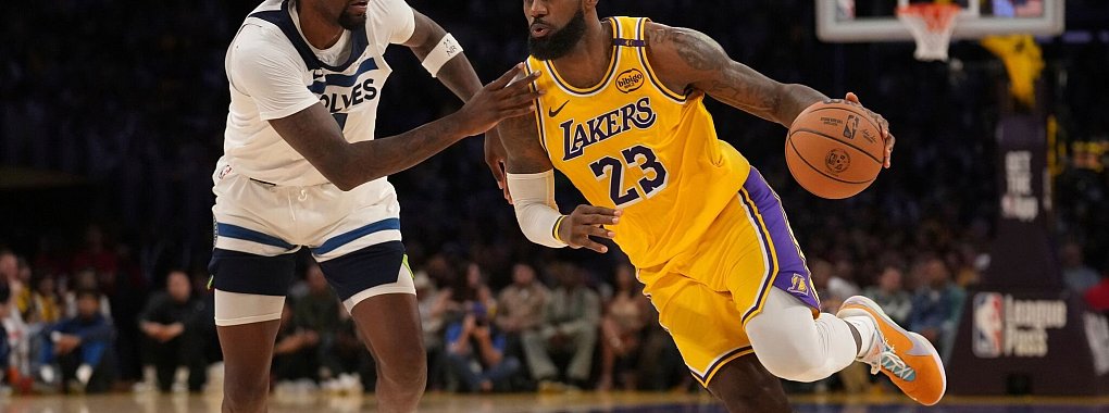 Aufgrund der Waldbrände nicht im Einsatz: LeBron James (r.) von den Los Angeles Lakers. - © Eric Thayer/AP/dpa