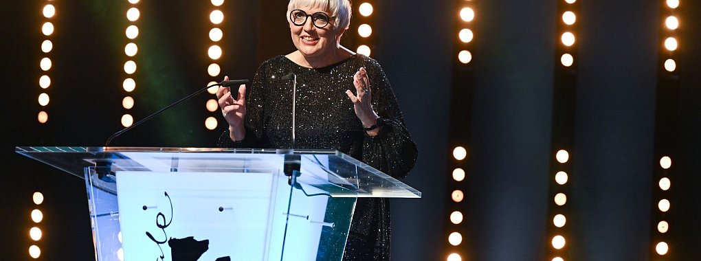 Kulturstaatsministerin Claudia Roth bei der Eröffnungsveranstaltung der 72. Berlinale 2022. - © Monika Skolimowska/dpa