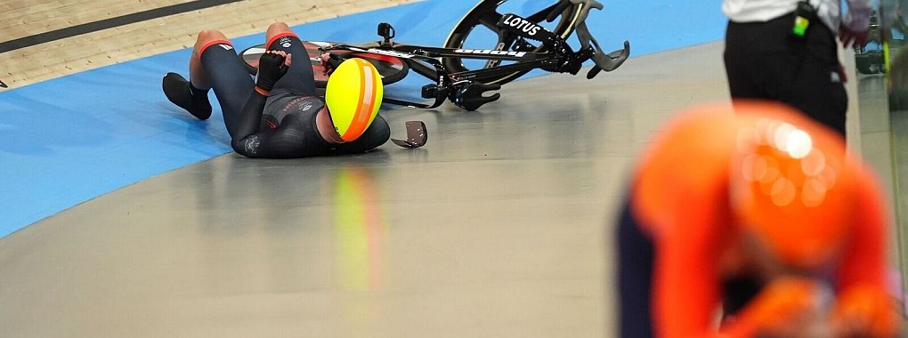 Der Brite Oliver Wood st&uuml;rzt nach einer Kollision im Madison-Finale der M&auml;nner. - &copy; David Davies/PA Wire/dpa