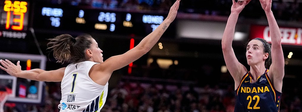 Bricht weiter Rekorde in der WNBA: Caitlin Clark (rechts) von den Indiana Fever. - © Michael Conroy/AP/dpa