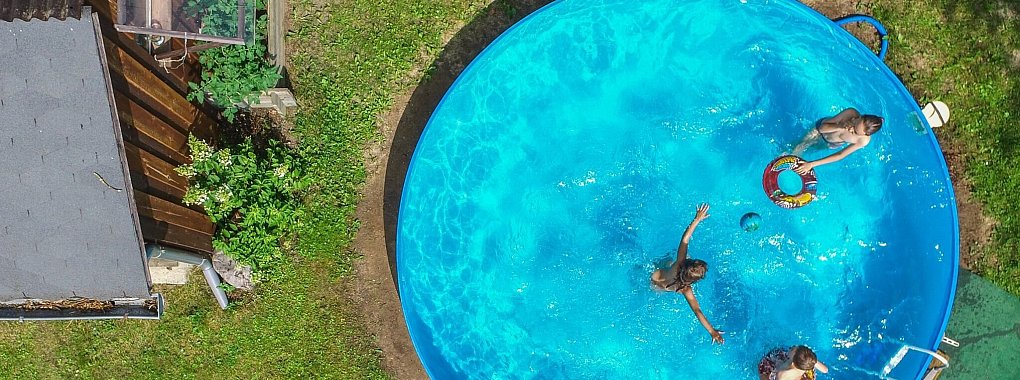 Damit der Pool f&uuml;r Kleinkinder nicht zur Gefahr wird, sollte er von vielen Orten im Garten aus gut sichtbar sein. - &copy; Patrick Pleul/dpa-Zentralbild/dpa-tmn